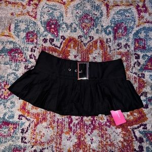 SHEIN ICON 90s Low Rise Buckled Detail Slit Hem Pleated Mini Skirt